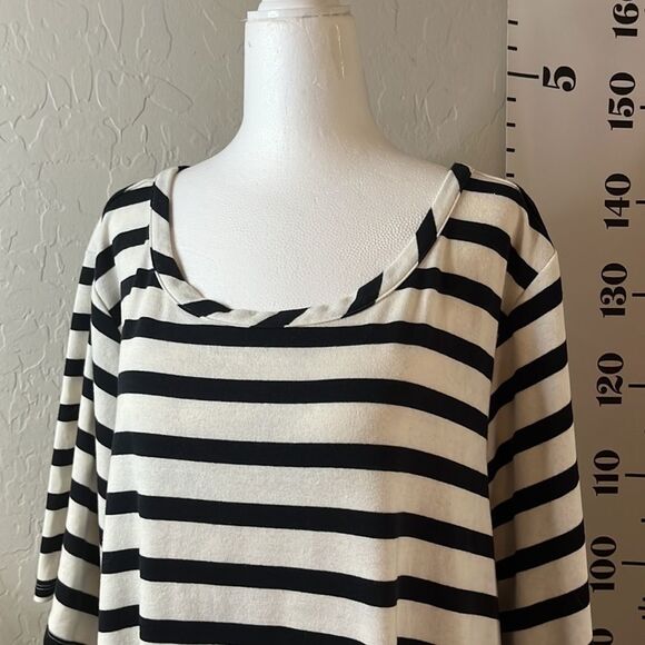 Lane Bryant black & white stripes short sleeves scoopneck split hemline SZ 26/28 - Picture 2 of 11